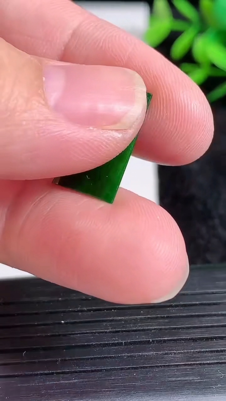 天然A货翡翠无事牌镶嵌件，尺寸17.9-11.4-8-1，重:0.41g
3月22日