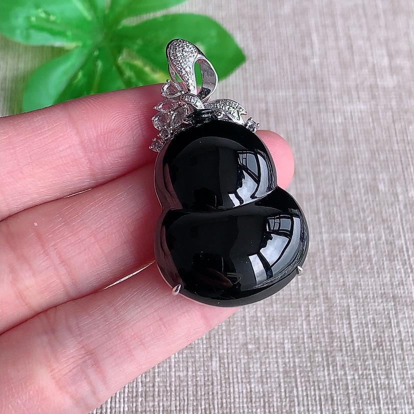 天然A货翡翠18K金伴钻镶嵌墨翠葫芦吊坠 打灯全透 
尺寸42.6-30.3-23.4-9.6mm 重量11.78g 0321