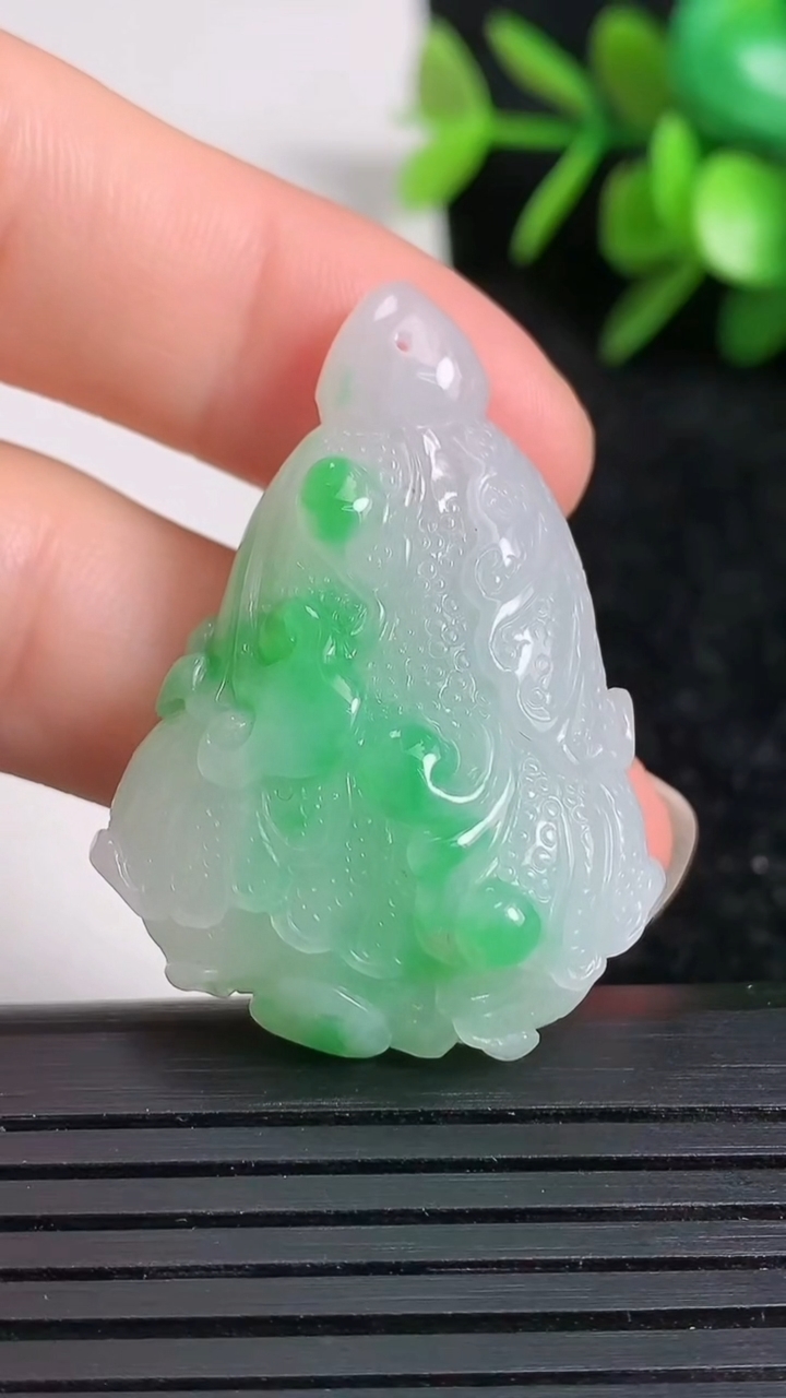 天然A货翡翠白菜吊坠尺寸37.4-27.9-11.1重量:14.93g
3月22日