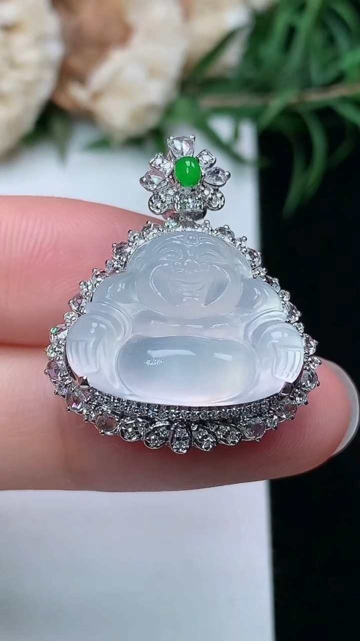 天然A货翡翠白冰佛公吊坠，尺寸27-22.8-11.5，裸石14-18.7，重量:6.64g
3月2