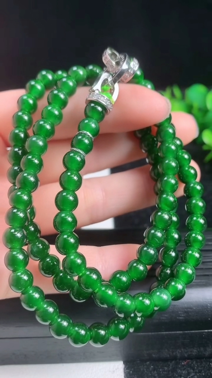 天然A货翡翠圆珠项链尺寸6.2-98颗重量:34.06g
3月22日