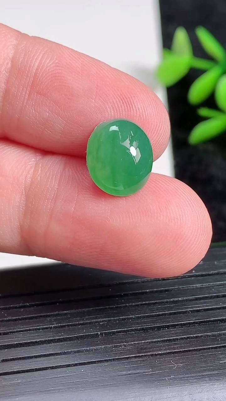 天然A货翡翠蛋面镶嵌件，尺寸11.8-9.6-5.5，重:1.05g
3月22日