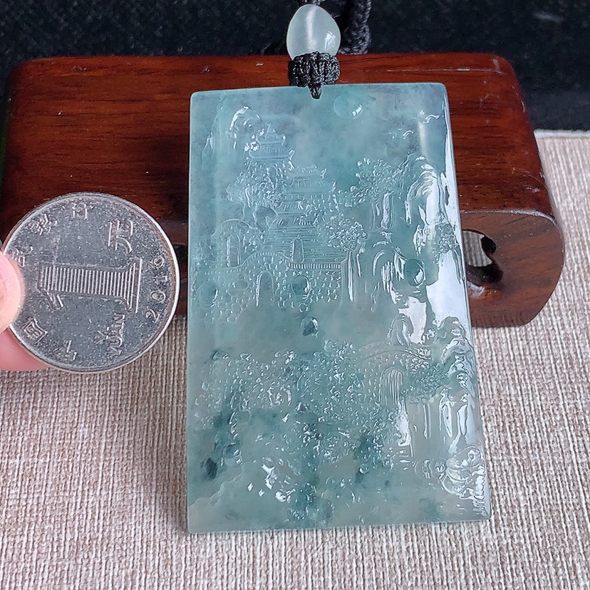 天然A货翡翠飘花意境山水牌吊坠 
尺寸62.8-41-5.6mm 重量40.44g 0320