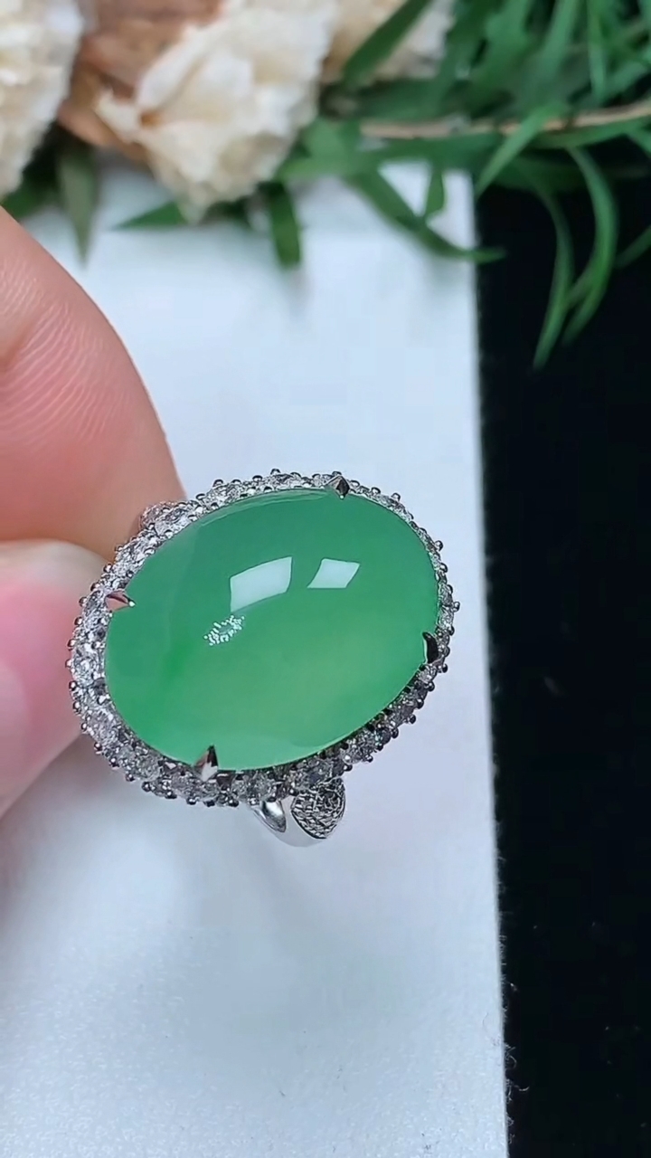天然A货翡翠蛋面戒指，尺寸17.5-17-12.7，重量:6.79g2026年3月22日
工厂直销收藏佳品,种好水足，色泽均匀，有种有色，上手高大气！