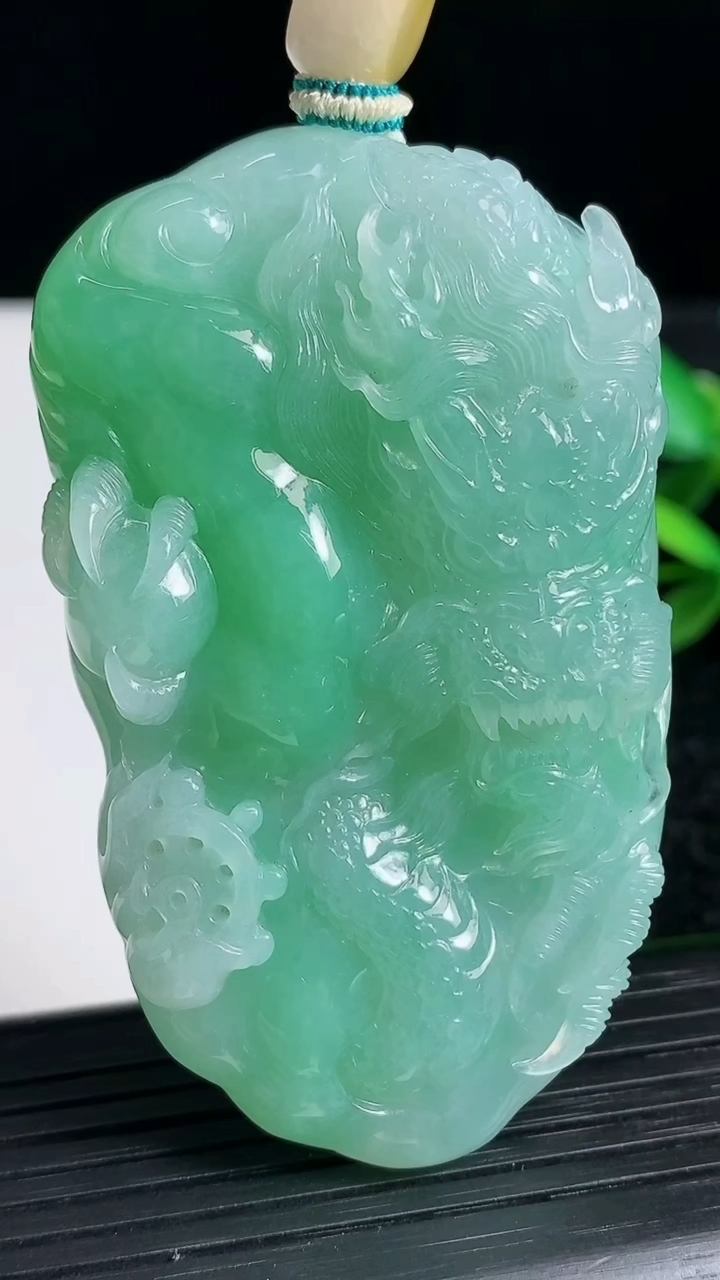 天然A货翡翠龙牌吊坠尺寸63.2-37.4-13.9重量:63.41g
3月22日