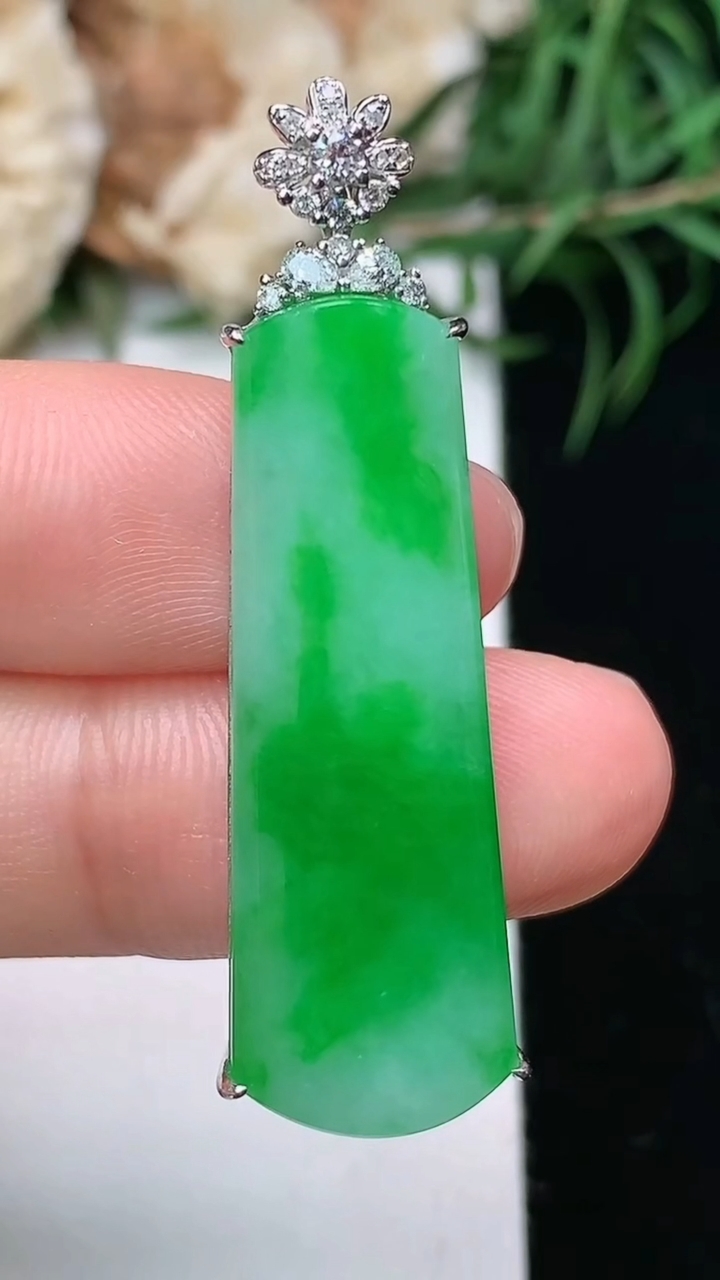 天然A货翡翠无事牌吊坠，尺寸32.8-11.3-7.3，重量:7.15g
3月22日