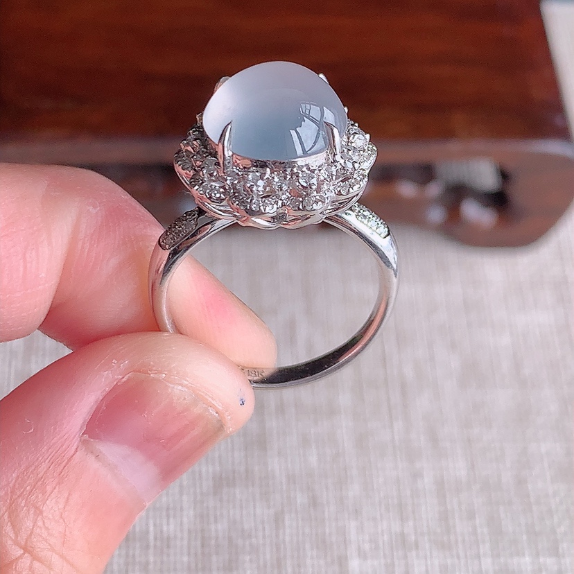 天然A货翡翠18K金伴钻镶嵌白月光蛋面戒指 圈口17.6裸石
尺寸10.6mm 重量5.00g 03