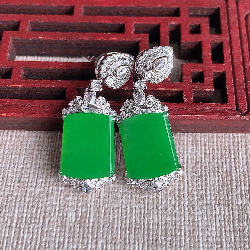 天然A货翡翠18K金伴钻镶嵌阳绿无事牌耳坠 
尺寸12-10.2-6.3mm 重量5.80g 032