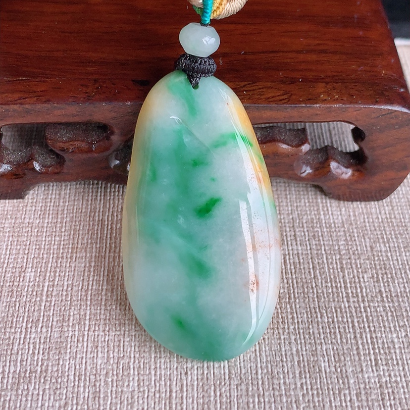 天然A货翡翠黄加绿双彩悟道吊坠  
尺寸47-26.2-5.3mm 重量17.00g 0322