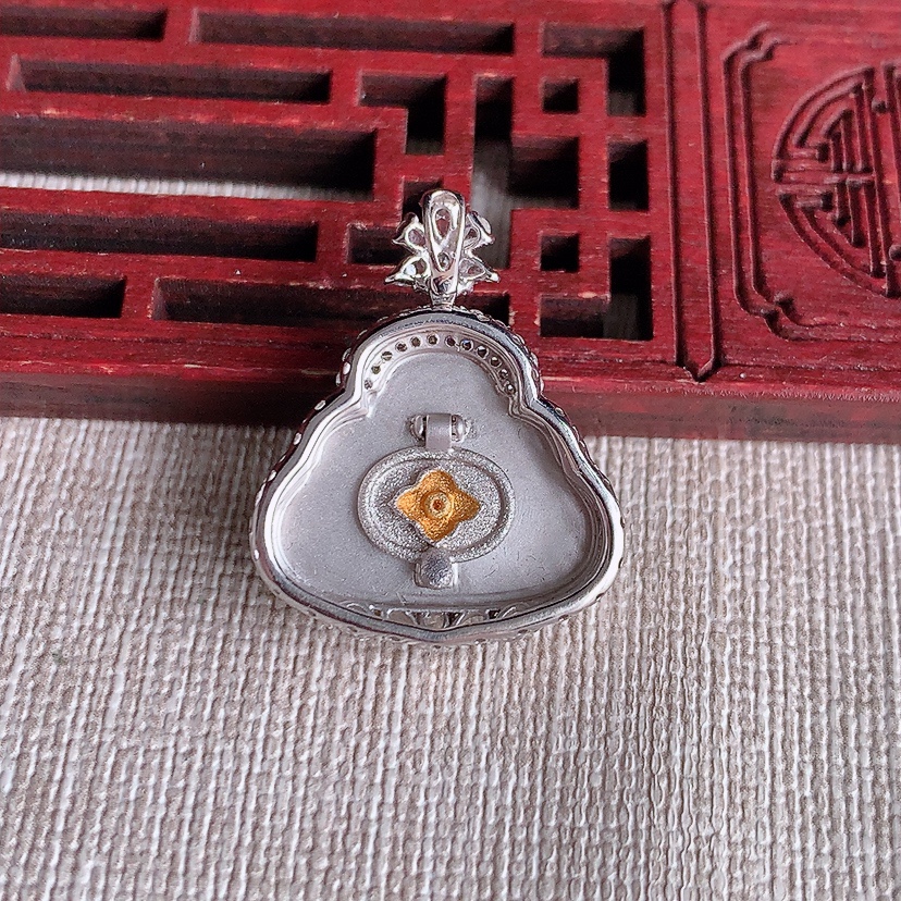 天然A货翡翠18K金伴钻镶嵌阳绿佛公吊坠 
尺寸26.8-21.3-7.8裸石15.5-18.8mm