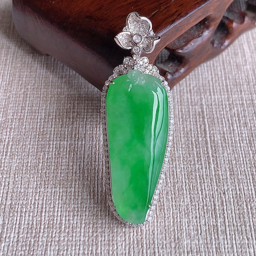 天然A货翡翠18K金伴钻镶嵌满绿福瓜吊坠 
尺寸44-15-9.2裸石31-12mm 重量8.26g 0320