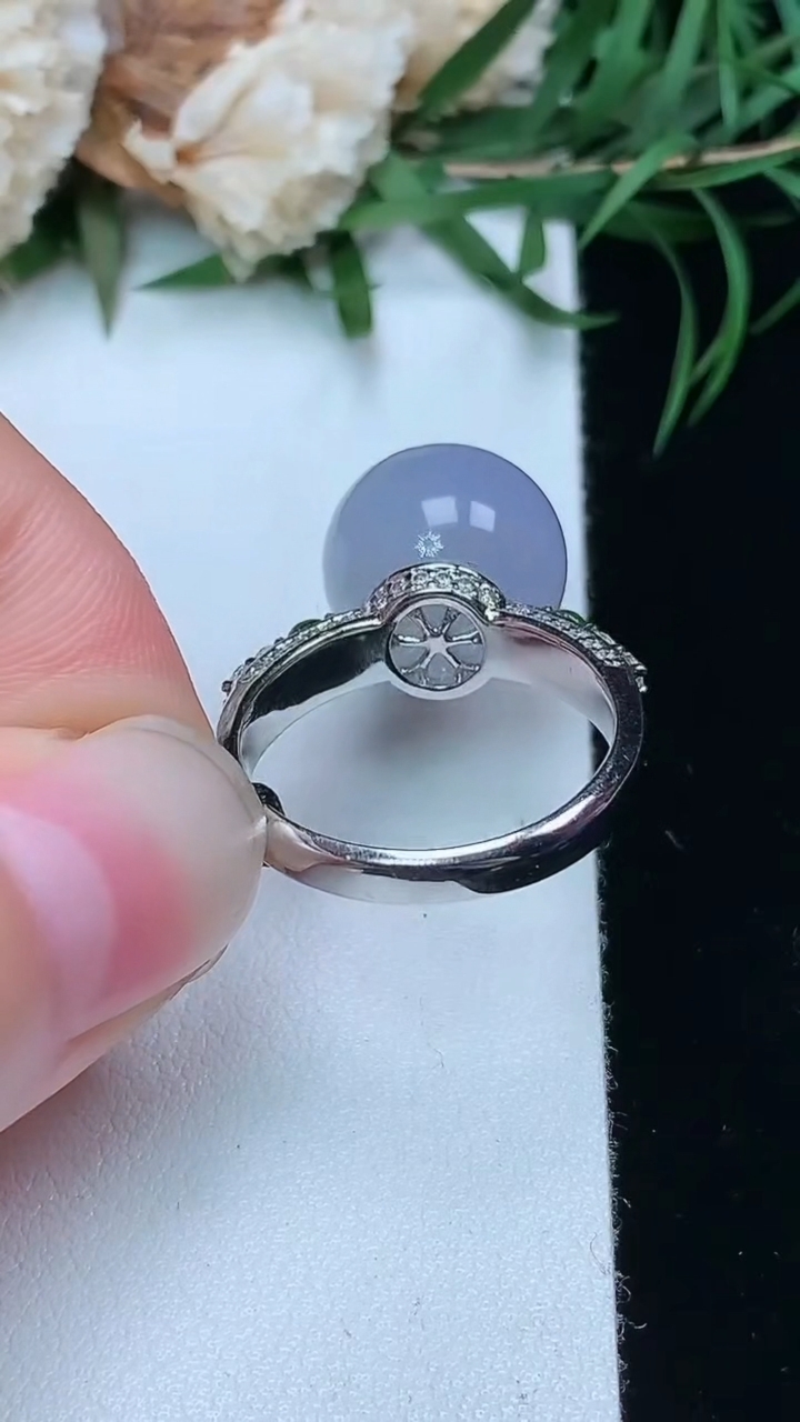 天然A货翡翠紫罗兰圆珠戒指，尺寸17-12.5，重量:6.67g2026年3月22日
工厂直销收藏佳品,种好水足，色泽均匀，有种有色，上手高大气！