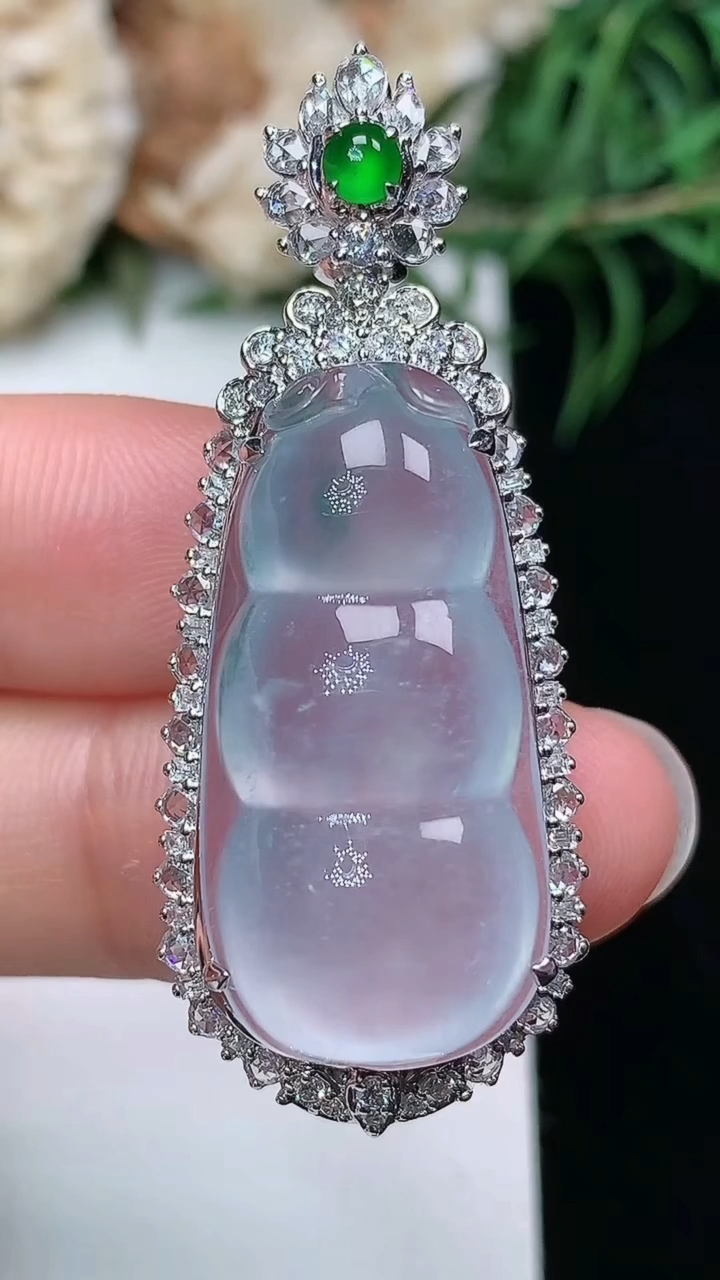 天然A货翡翠飘花福豆吊坠，尺寸43.8-17.6-12，裸石27.5-13.5
3月22日