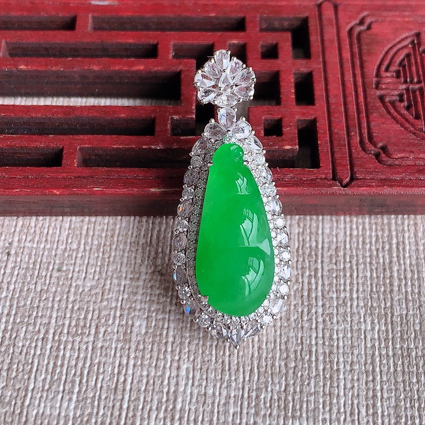 天然A货翡翠18K金伴钻镶嵌阳绿四季豆福豆平安豆吊坠 
尺寸35.2-13.8-11.4裸石19.6-8.8mm 重量5.56g 0321