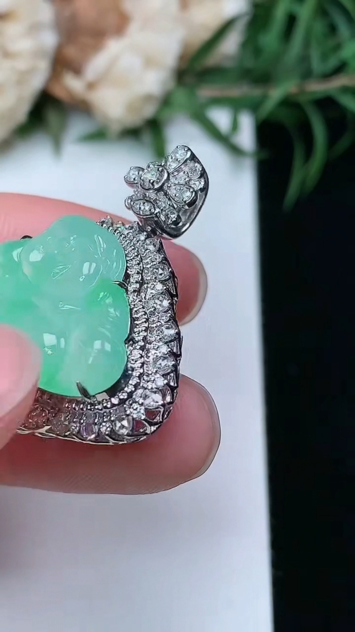 天然A货翡翠佛公吊坠，尺寸29.5-26.9-10.9，裸石14.3-21.9，重量:7.06g
3月22日