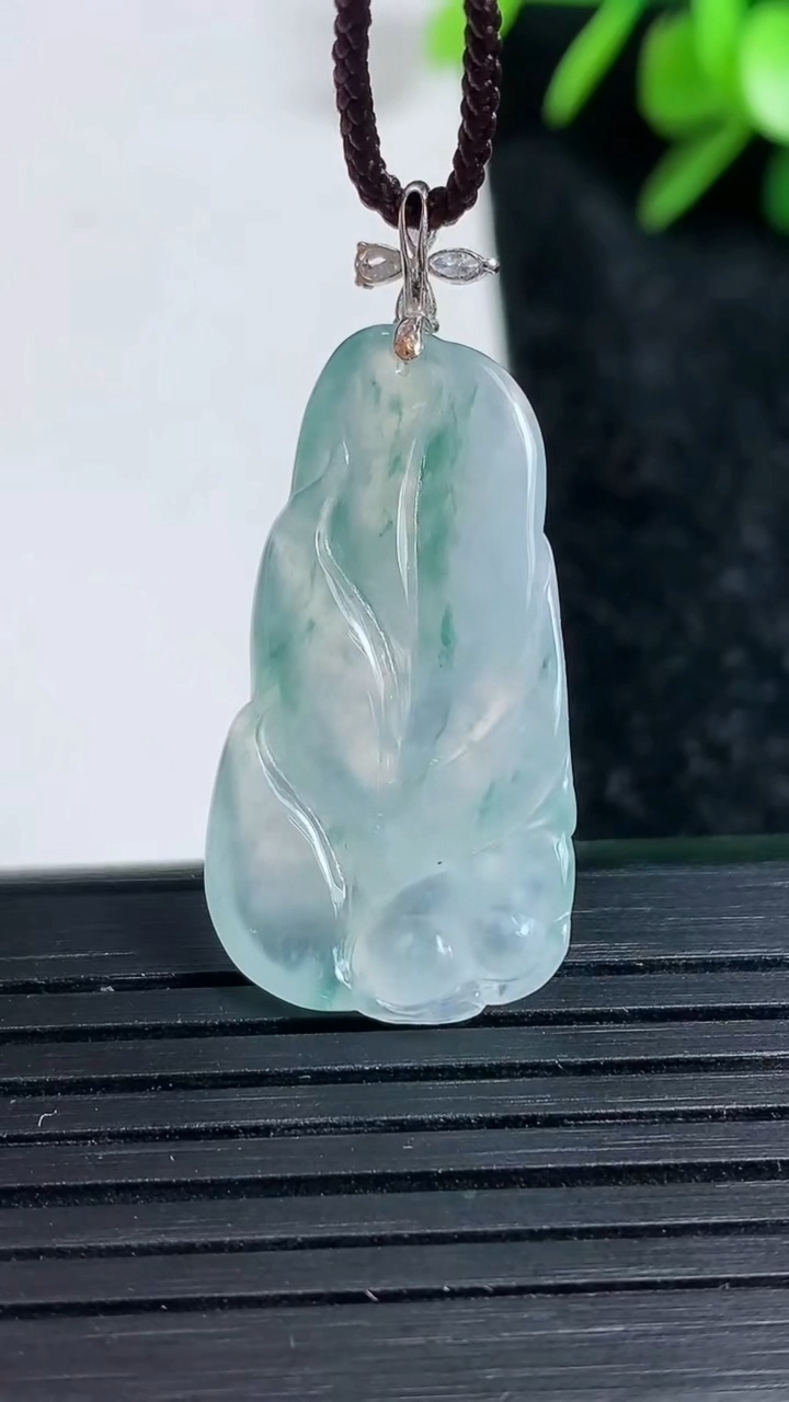 天然A货翡翠种飘花九尾狐吊坠尺寸29.6-15.7-5.2重量:5.38g
3月22日