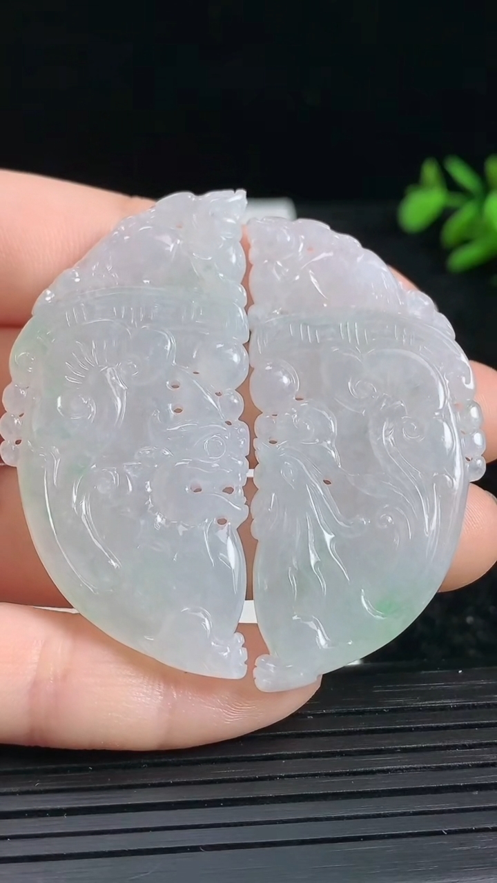 天然A货翡翠龙凤呈祥吊坠一对尺寸51.5-24.1-5重量:27.45g
3月22日