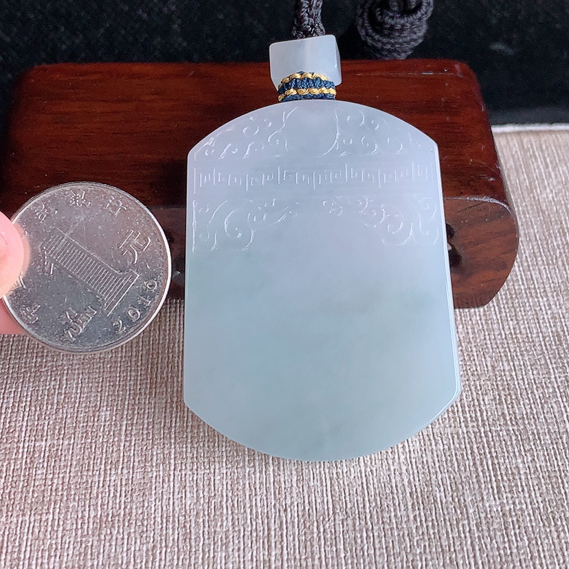 天然A货翡翠仿古无事牌吊坠 
尺寸54-40.5-6mm 重量43.00g 0322