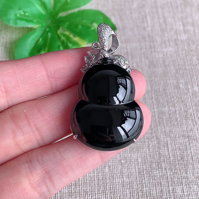 天然A货翡翠18K金伴钻镶嵌墨翠葫芦吊坠 打灯全透 
尺寸42.6-30.3-23.4-9.6mm 