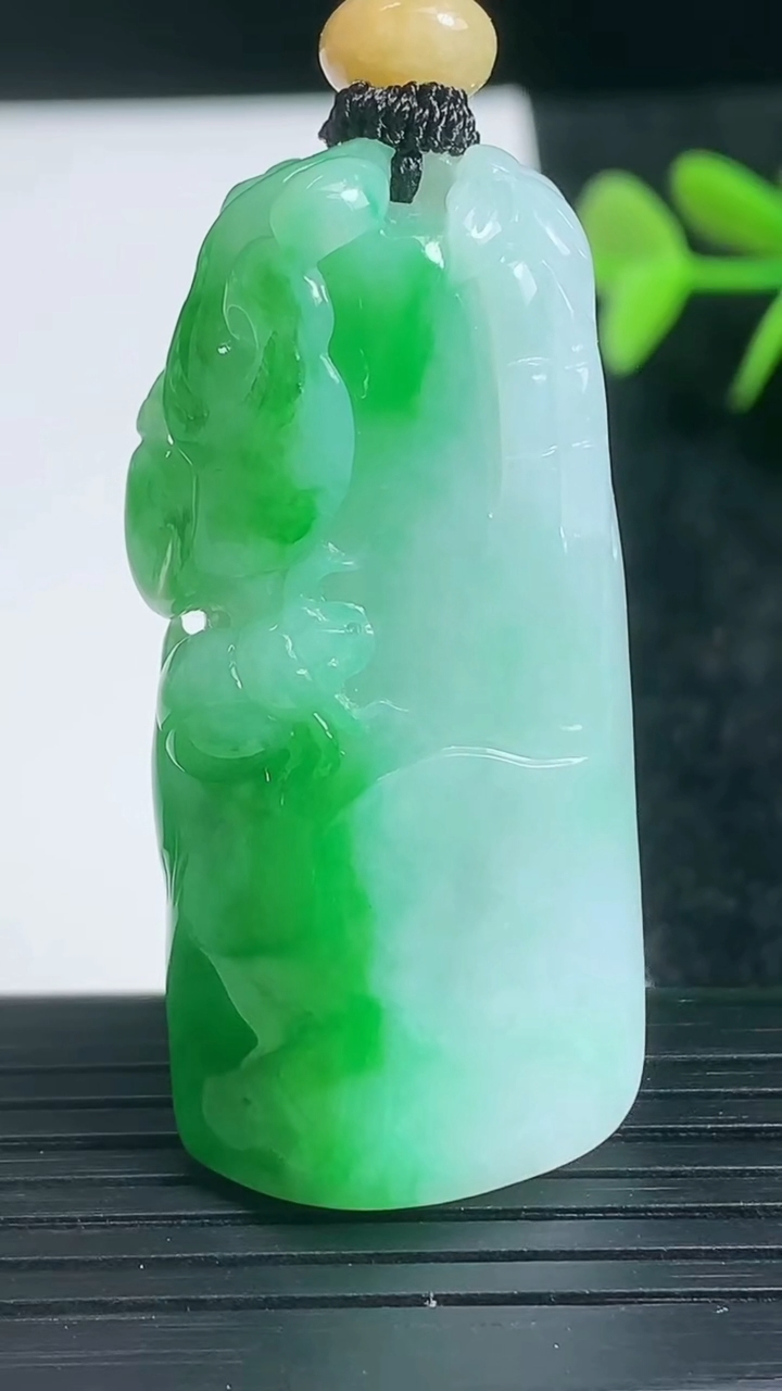 天然A货翡翠节节高升 竹节吊坠尺寸46.1-21.3-9.8重量:25.32g
3月22日