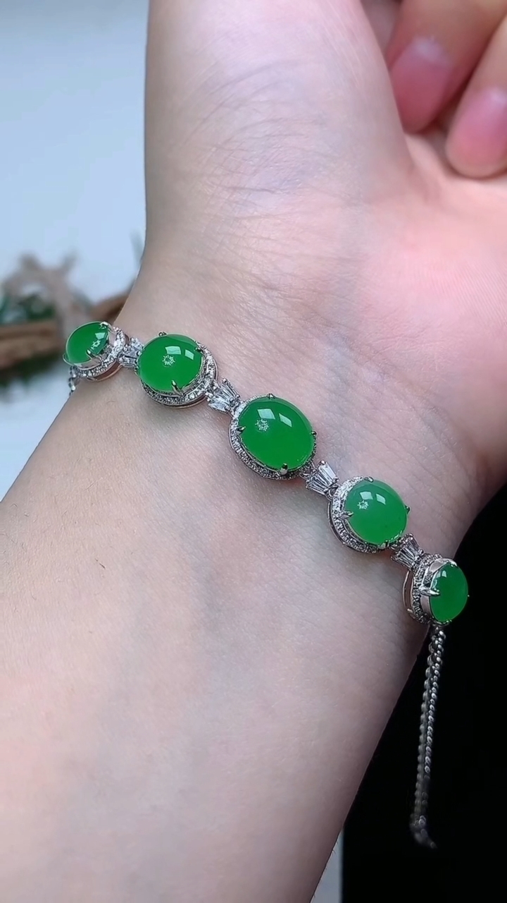 天然A货翡翠蛋面手链，尺寸8.6-7.2，重量:4.74g
3月22日