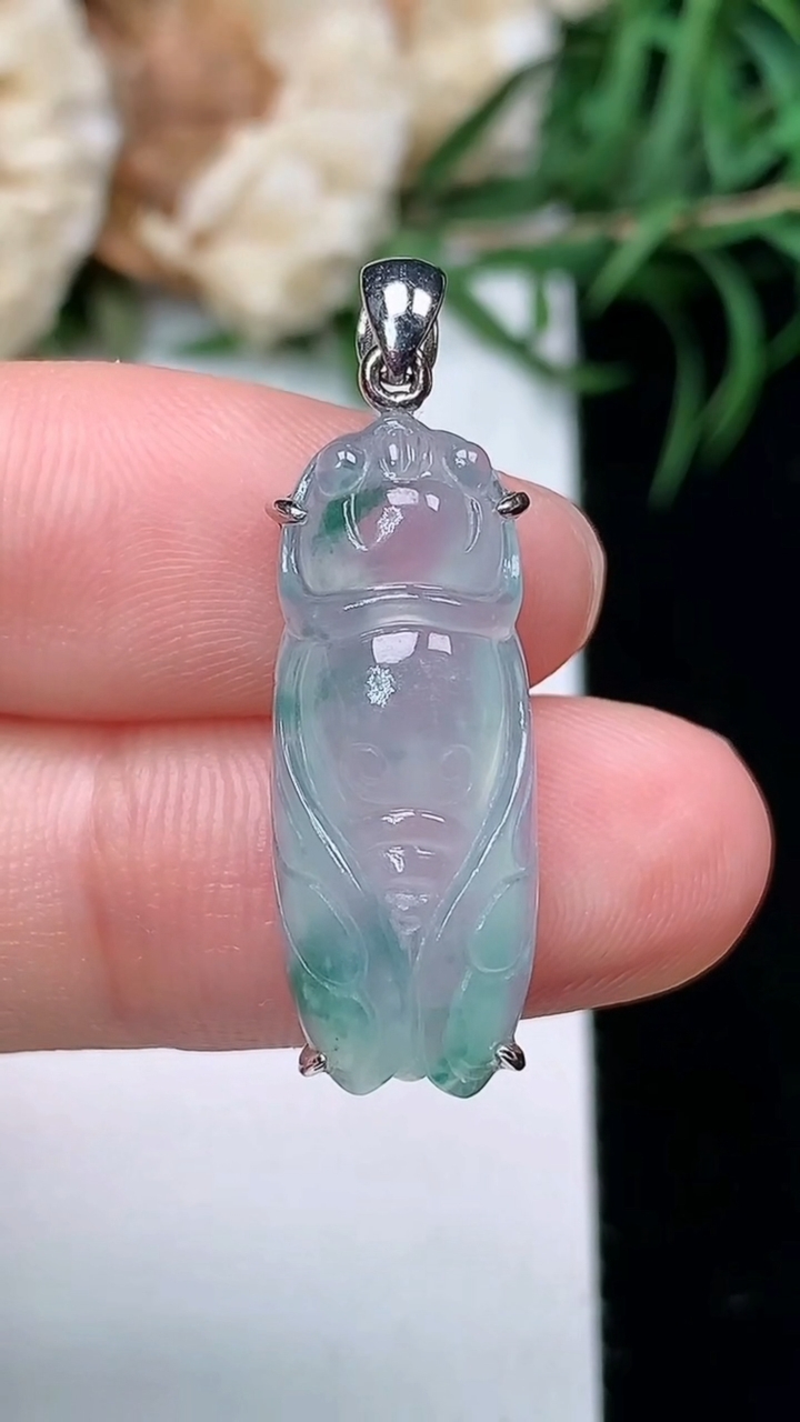 天然A货翡翠飘花一鸣惊人吊坠，尺寸23.2-9.4-5.6，重量:3.21g
3月22日