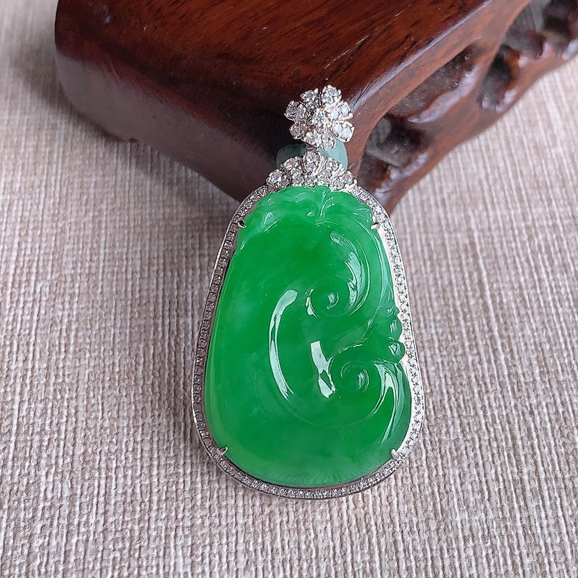 天然A货翡翠18K金伴钻镶嵌阳绿如意吊坠 
尺寸40.6-23-7裸石29-19.8mm 重量8.62g 0321