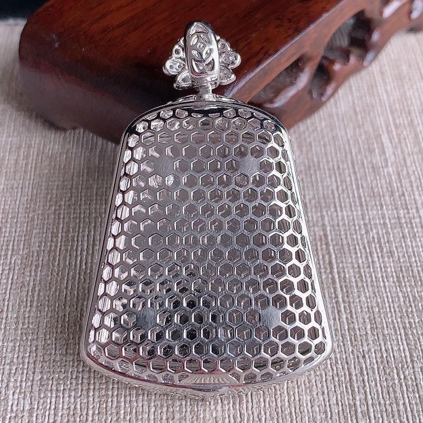 天然A货翡翠18K金伴钻镶嵌阳绿无事牌吊坠 
尺寸54.4-35-11.4裸石35.5-31mm 重