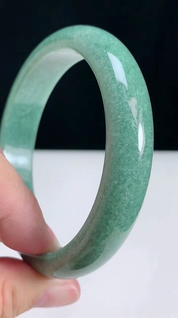 圈口59-60翡翠a货宽边大圈口手镯尺寸60-13-8，重:60.53g3月22日