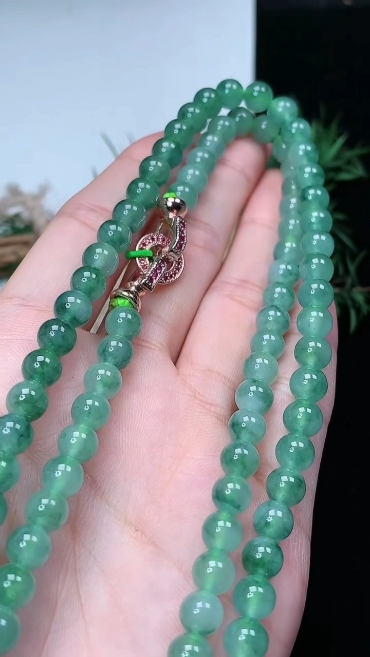 天然A货翡翠飘花圆珠项链，尺寸6.3-108颗，重量:49.78g3月22日
工厂直销收藏佳品,种好水足，色泽均匀，有种有色，上手高大气！