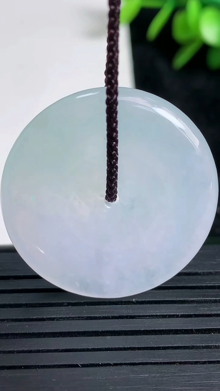 天然A货翡翠春带彩紫罗兰平安扣吊坠尺寸32.1-5.9重量:13.99g
3月22日