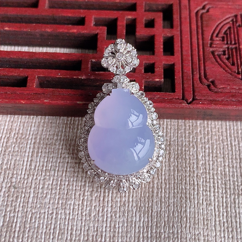 天然A货翡翠18K金伴钻镶嵌紫罗兰葫芦吊坠 
尺寸31.2-17.6-12.6裸石16.8-12.8