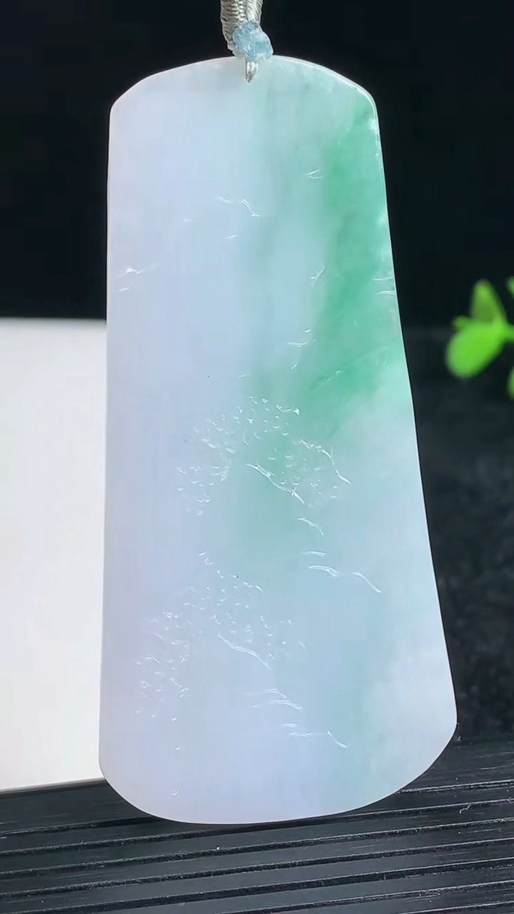 天然A货翡翠山水牌吊坠尺寸69.2-33.4-5.4重量:26.54g
3月22日