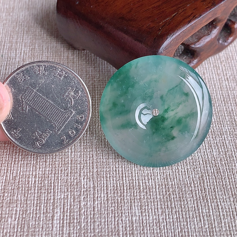 天然A货翡翠飘花平安扣吊坠 
尺寸30-5.3mm 重量10.55g 0321