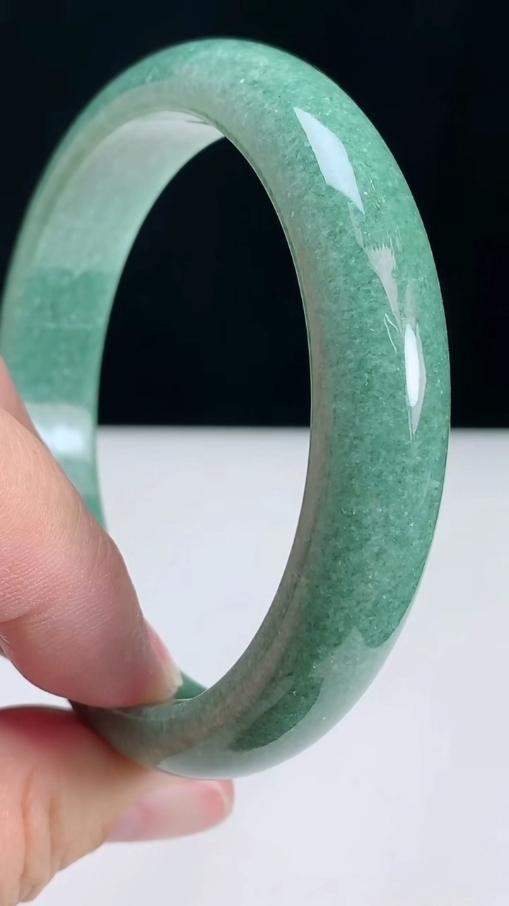 圈口59-60翡翠a货宽边大圈口手镯尺寸60-13-8，重:60.53g3月22日