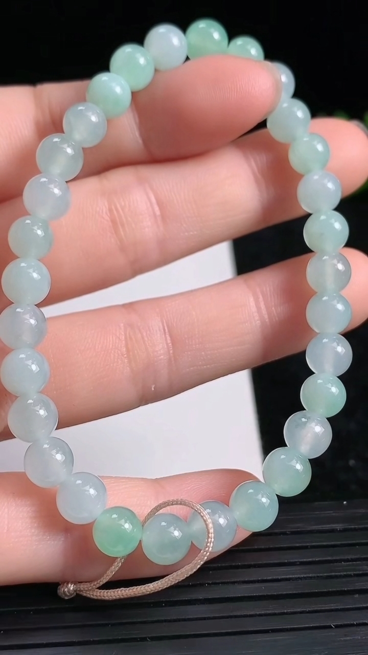 天然A货翡翠圆珠手串尺寸6-30颗重量:12.03g3月22日
工厂直销收藏佳品,种好水足，色泽均匀，有种有色，上手高大气！