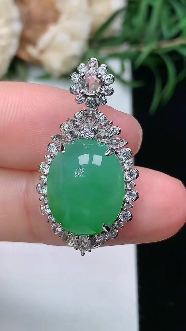 天然A货翡翠蛋面吊坠，尺寸29-15.3-9.3，裸石13.6-11.3，重量:4.17g
3月22日，重量:4.17g