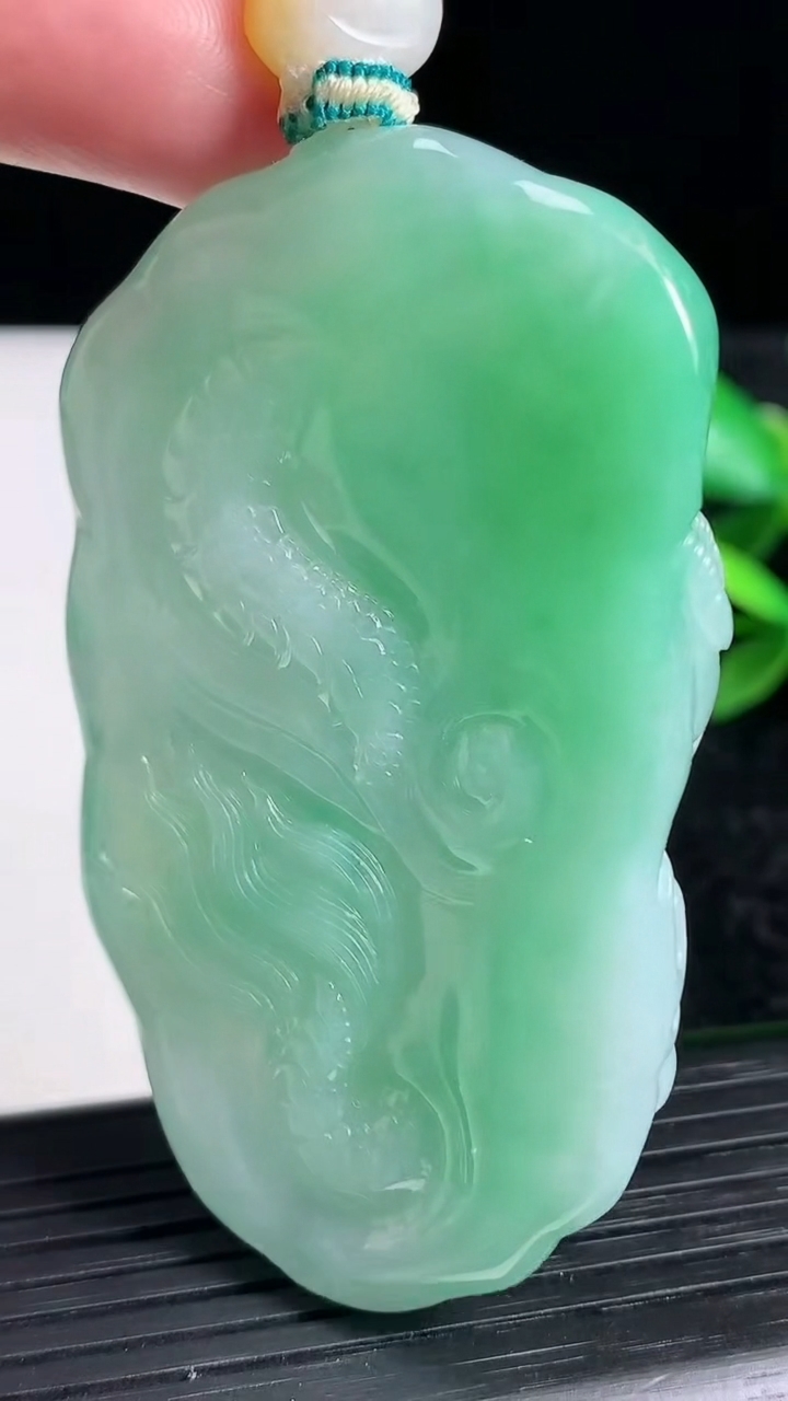 天然A货翡翠龙牌吊坠尺寸63.2-37.4-13.9重量:63.41g
3月22日