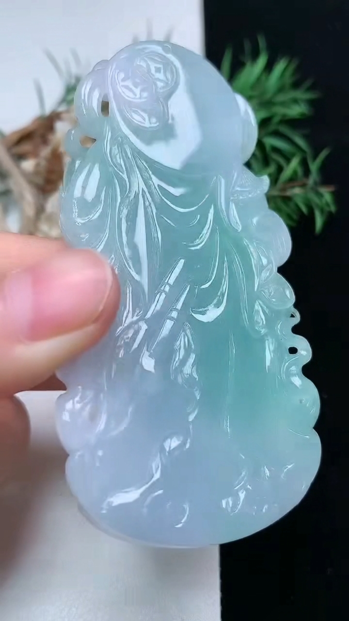 天然A货翡翠关公吊坠，尺寸80.5-41.8-10.2，重量:59.51g
3月22日