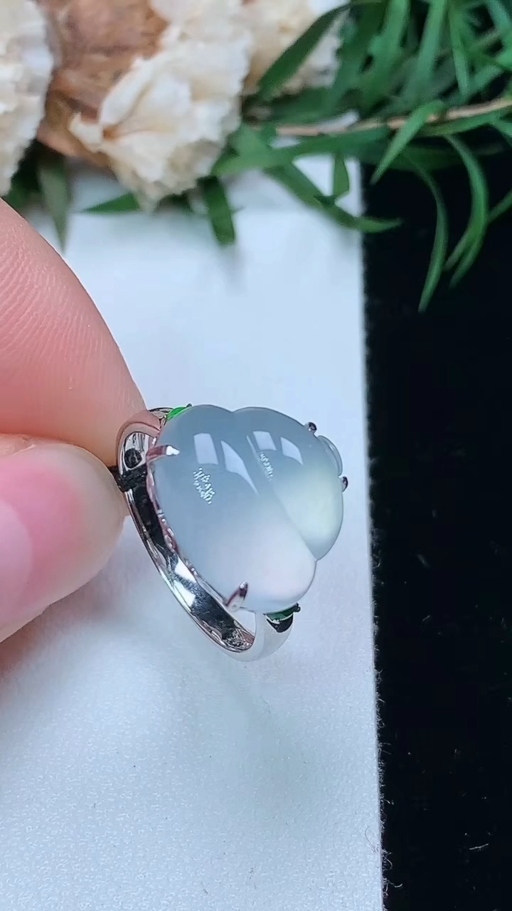 天然A货翡翠白冰葫芦戒指，尺寸17-12-14，重量:3.71g2026年3月22日
工厂直销收藏佳