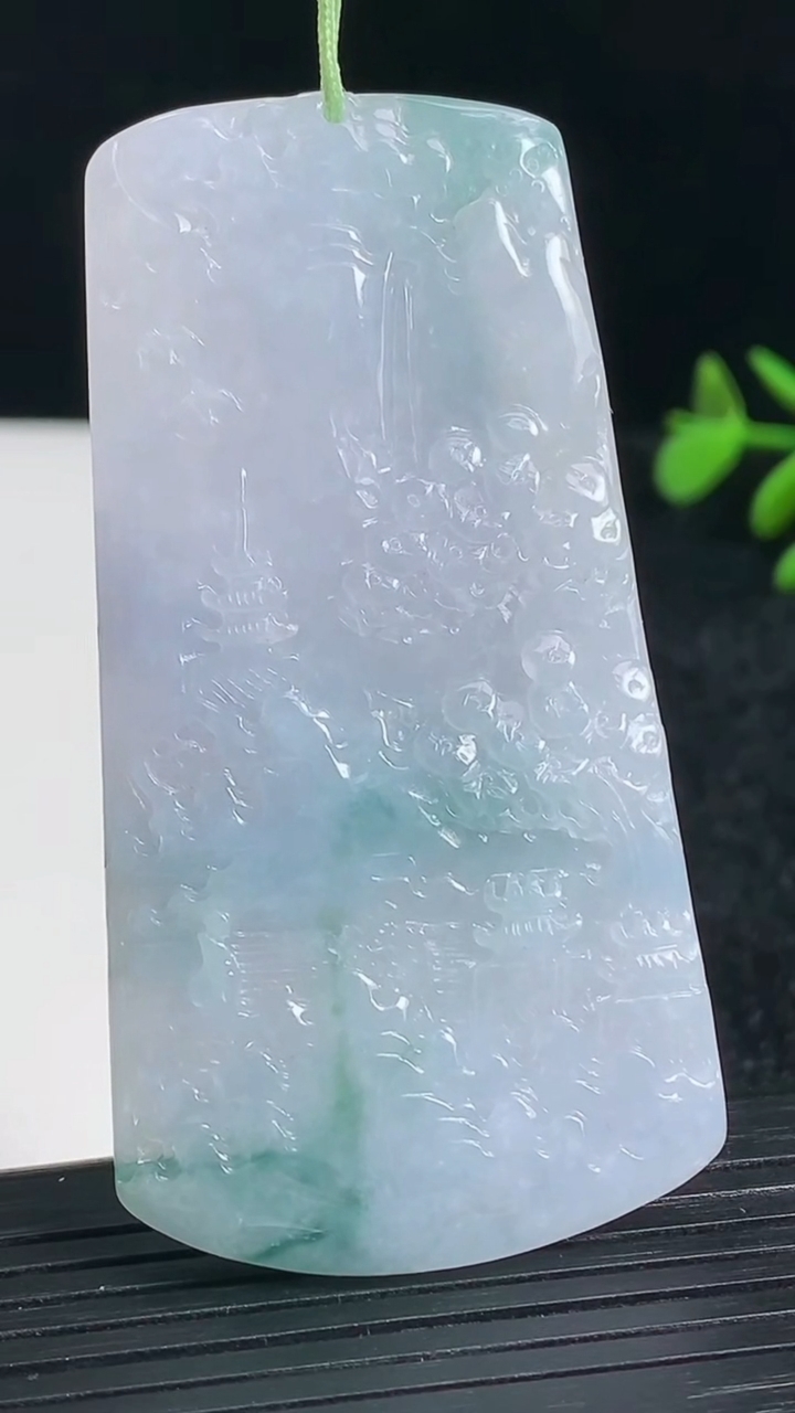 天然A货翡翠紫罗兰飘花山水牌吊坠尺寸67.2-35.3-5.7重量:32.91g
3月22日