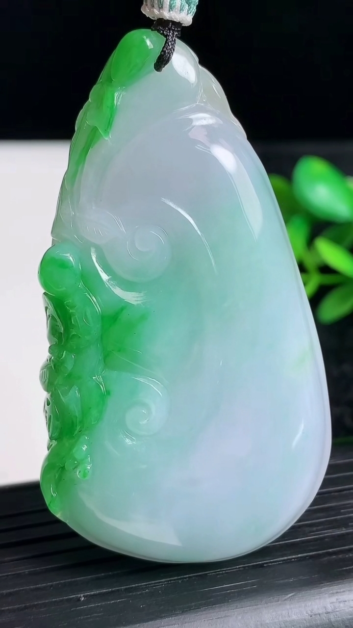 天然A货翡翠如意吊坠尺寸65.9-35.6-8.4重量:46.44g
3月22日