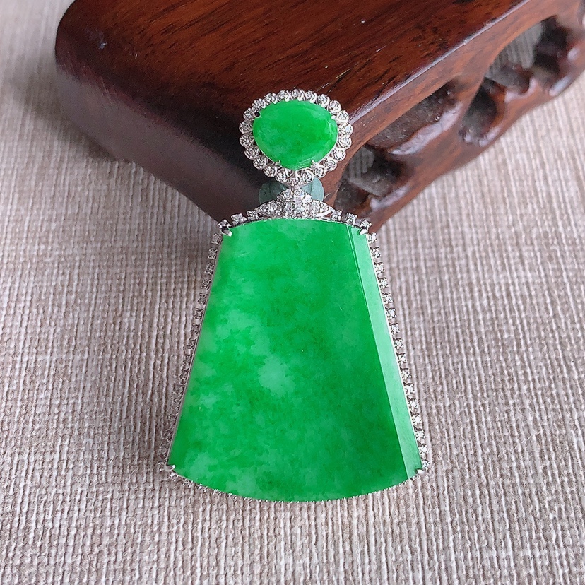 天然A货翡翠18K金伴钻镶嵌满绿无事牌吊坠 
尺寸42-27.3-8.2裸石27.7-24.3mm 