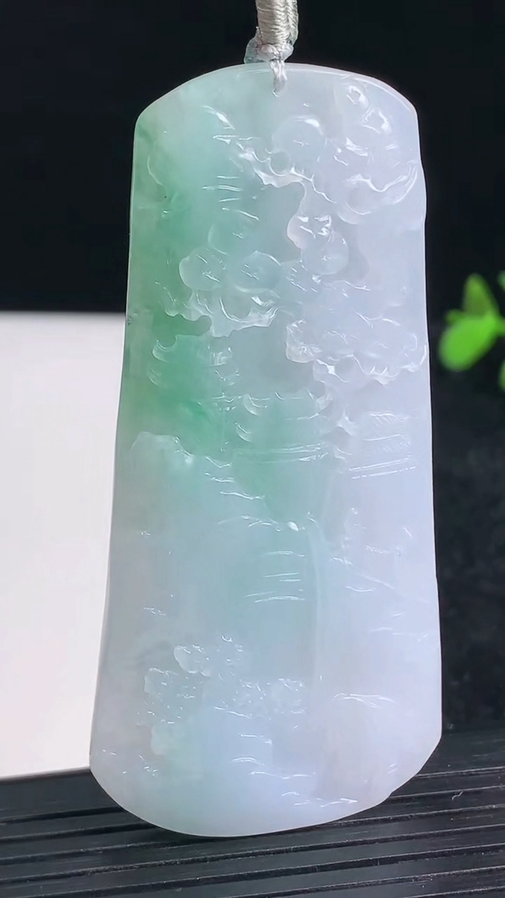 天然A货翡翠山水牌吊坠尺寸69.2-33.4-5.4重量:26.54g
3月22日