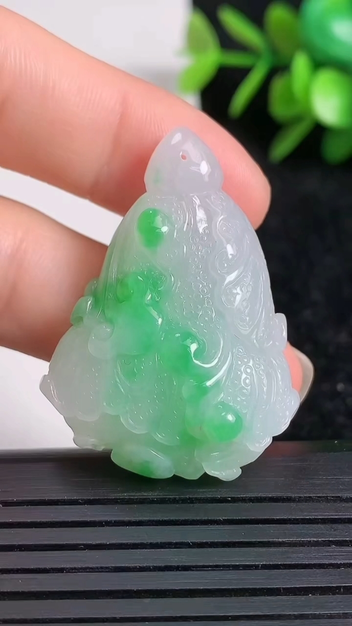 天然A货翡翠白菜吊坠尺寸37.4-27.9-11.1重量:14.93g
3月22日