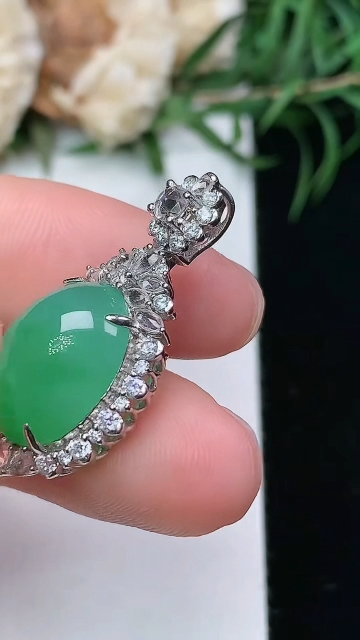 天然A货翡翠蛋面吊坠，尺寸29-15.3-9.3，裸石13.6-11.3，重量:4.17g
3月22日，重量:4.17g