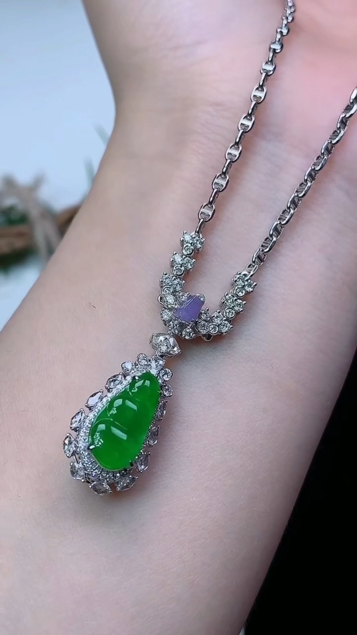 天然A货翡翠福豆项链，尺寸13.4-6.7，重量:6.54g3月22日
工厂直销收藏佳品,种好水足，色泽均匀，有种有色，上手高大气！