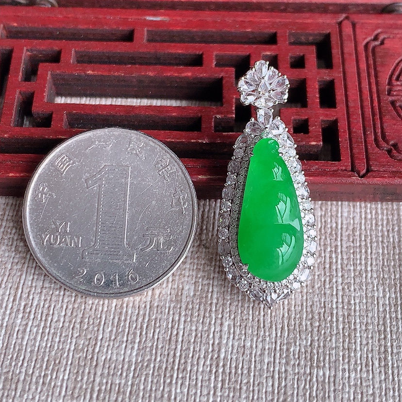 天然A货翡翠18K金伴钻镶嵌阳绿四季豆福豆平安豆吊坠 
尺寸35.2-13.8-11.4裸石19.6-8.8mm 重量5.56g 0321