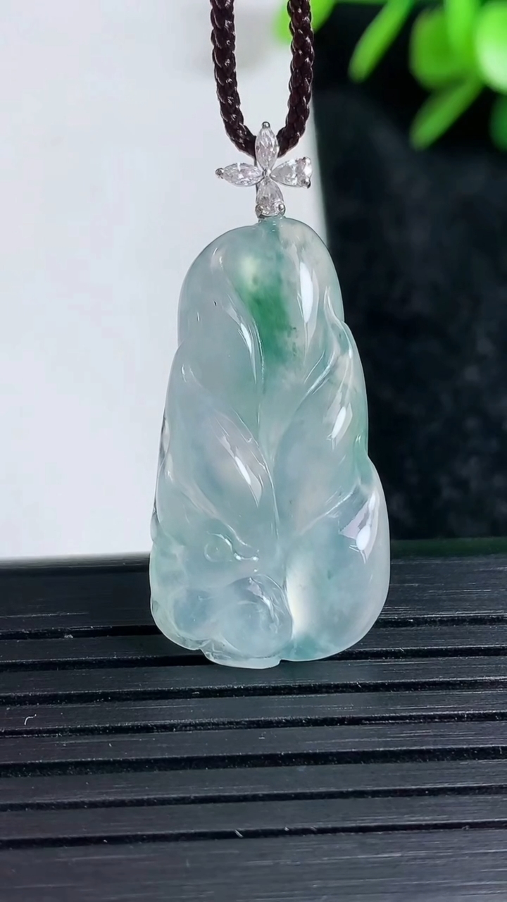 天然A货翡翠种飘花九尾狐吊坠尺寸29.6-15.7-5.2重量:5.38g
3月22日