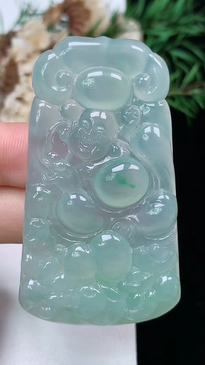 天然A货翡翠逍遥佛吊坠，尺寸56.2-31.7-4.8，重量:17.56g
3月22日